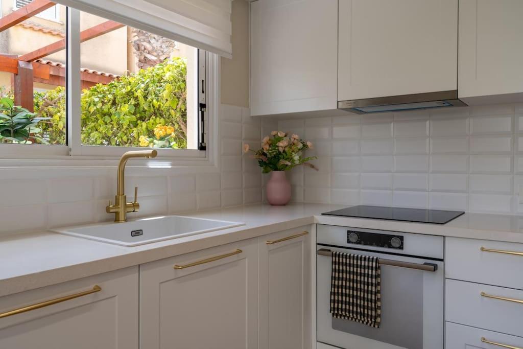 Cozy Nerina Cottage At Harbour Paphos Exterior foto