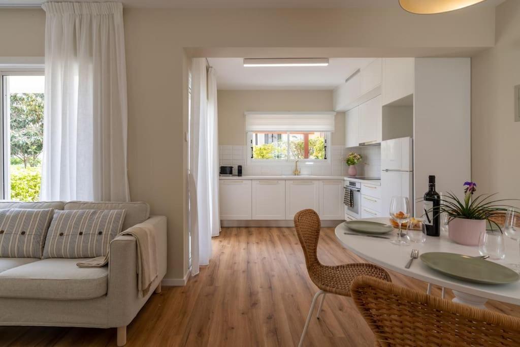 Cozy Nerina Cottage At Harbour Paphos Exterior foto